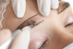 Detalle de cejas perfiladas con micropigmentación en Altea Medicina Estética